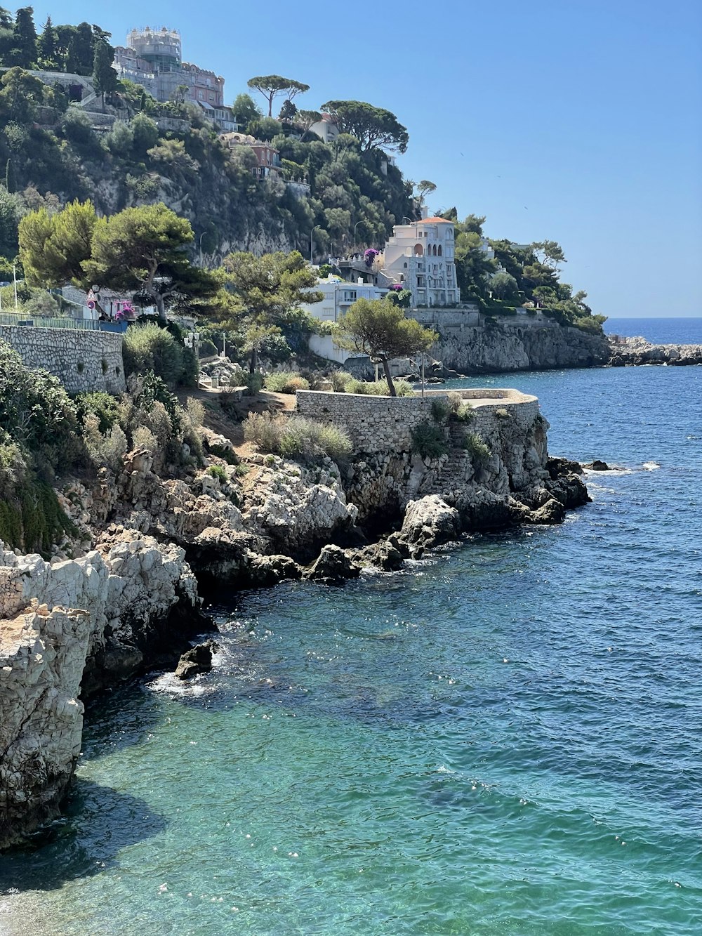 a rocky coast line