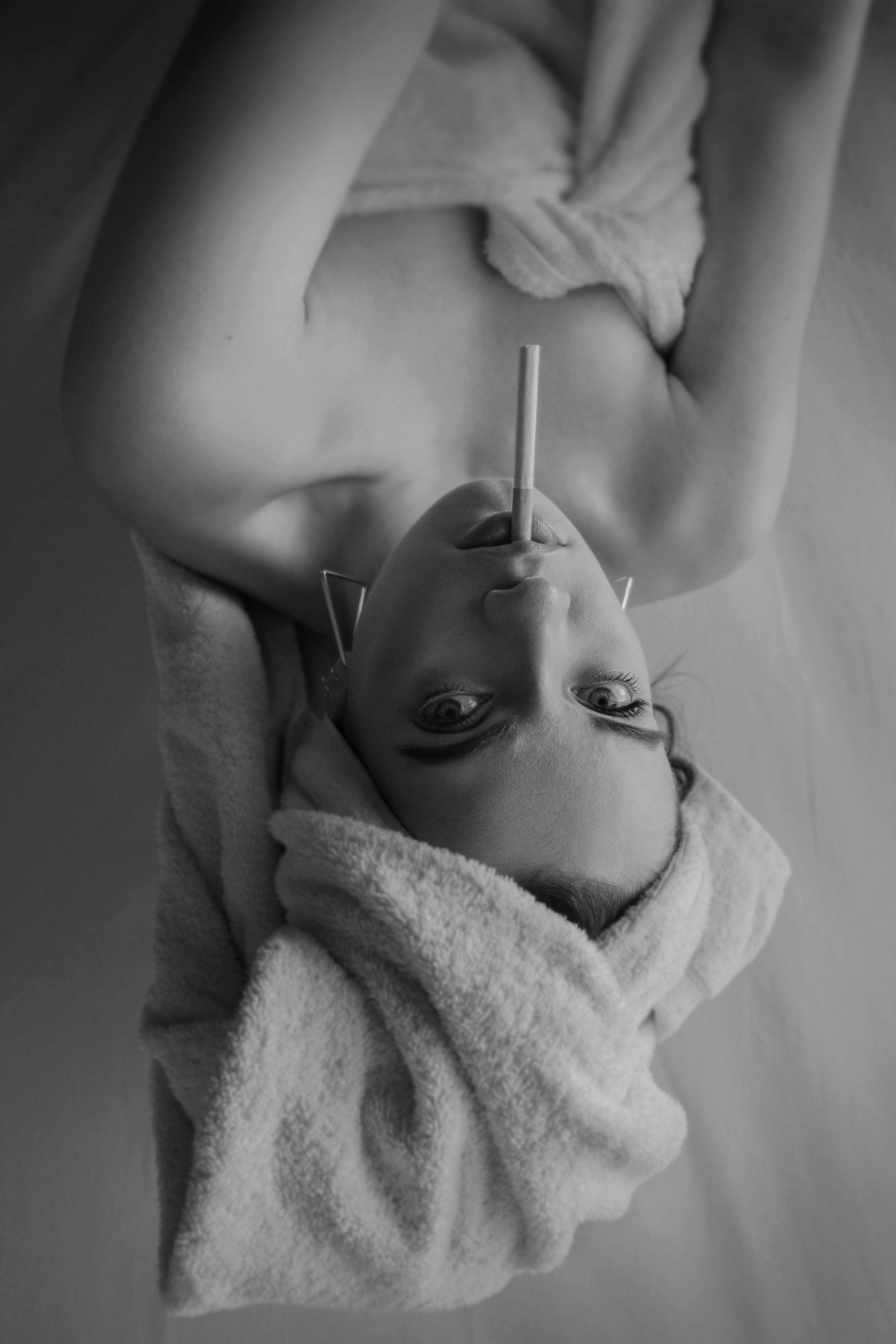 eine Frau im Liegen mit einem Baby