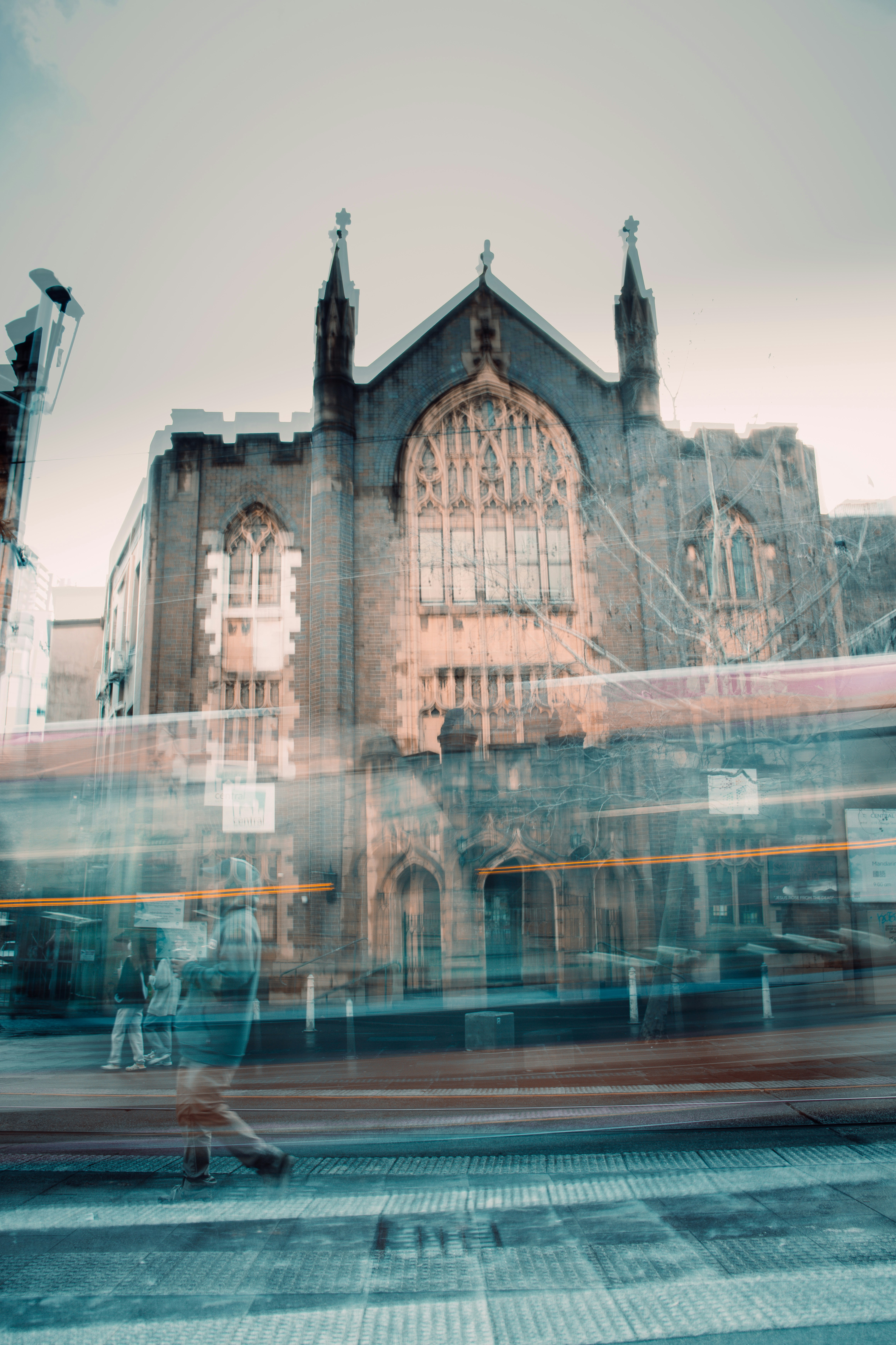 un grand bâtiment avec une grande fenêtre cintrée