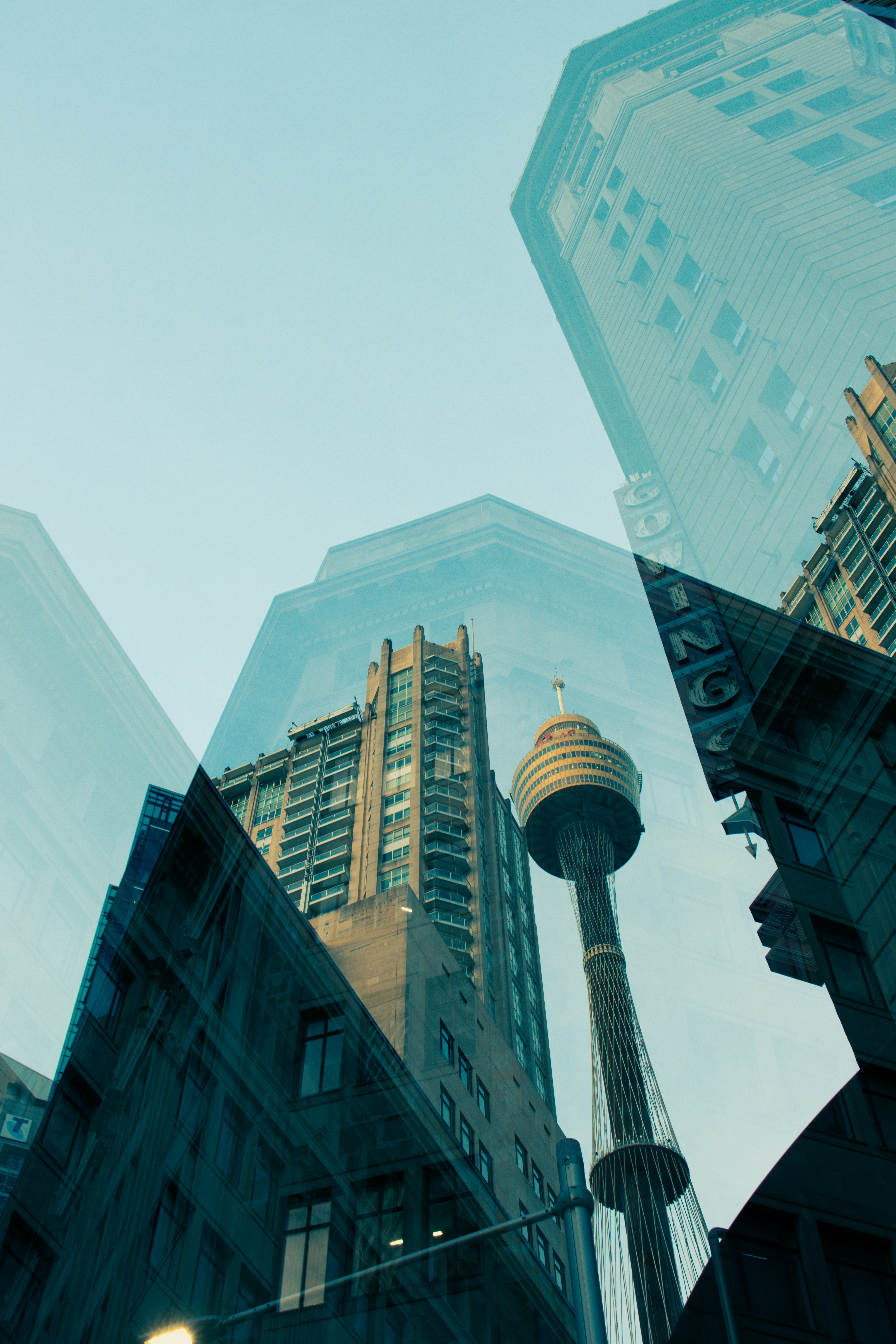 Un grand bâtiment avec un dôme