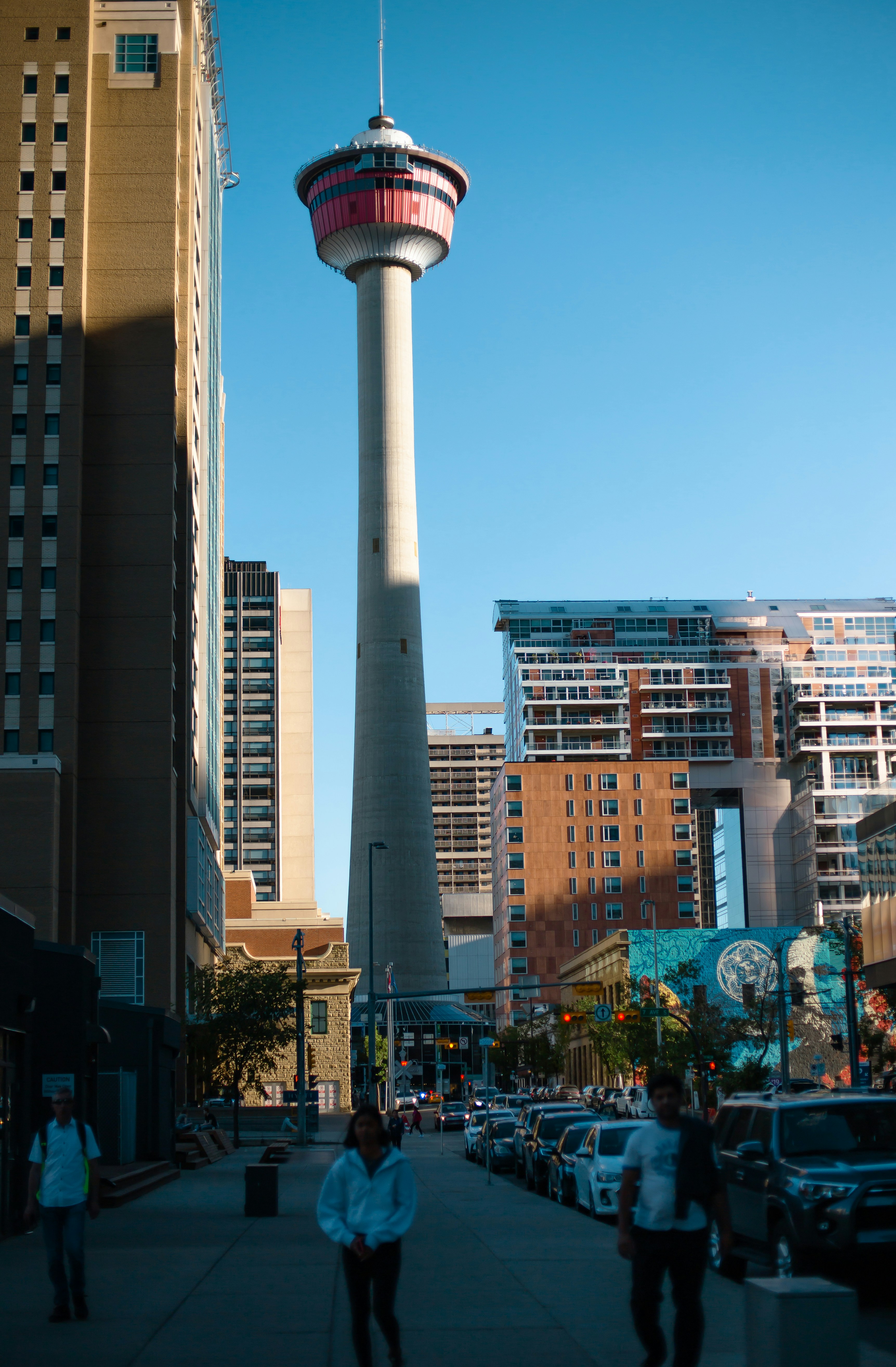 Ein hoher Turm in einer Stadt