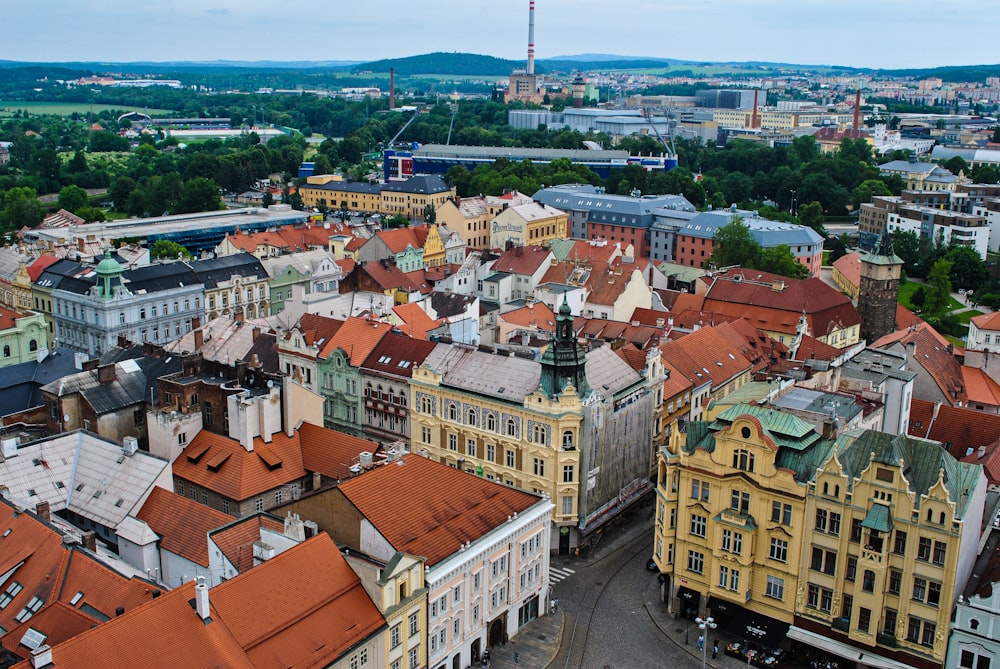 Una città con molti edifici