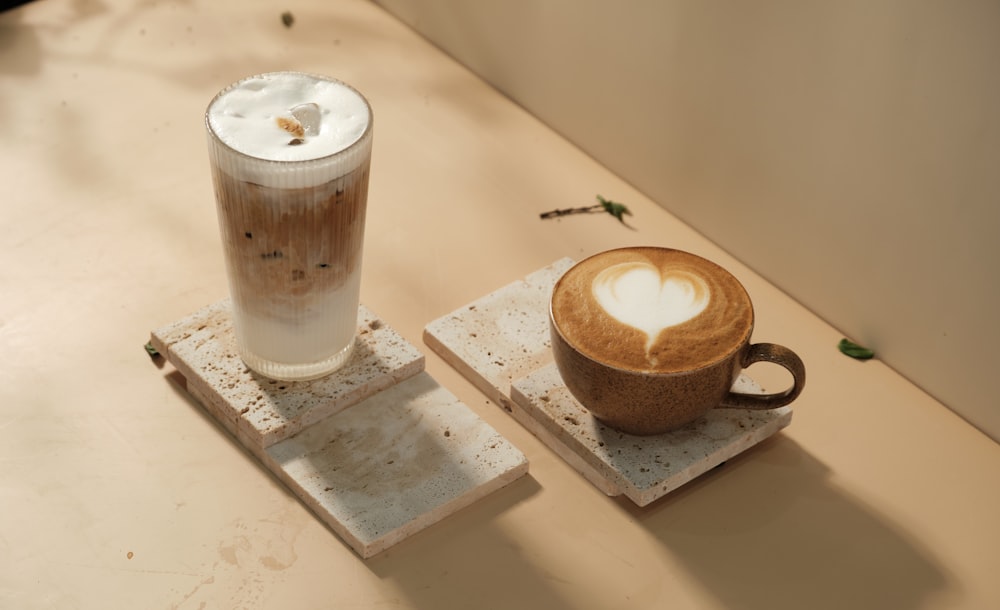 una tazza di caffè e una teiera su un tavolo