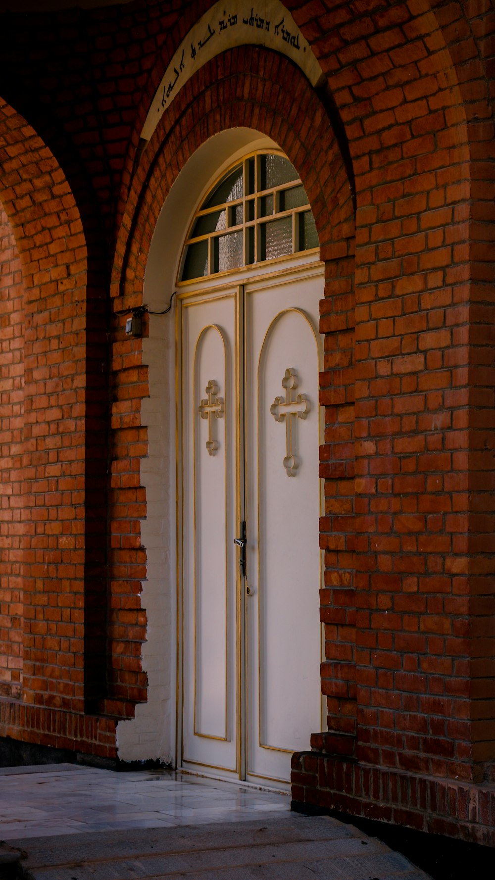 una porta bianca in un edificio di mattoni