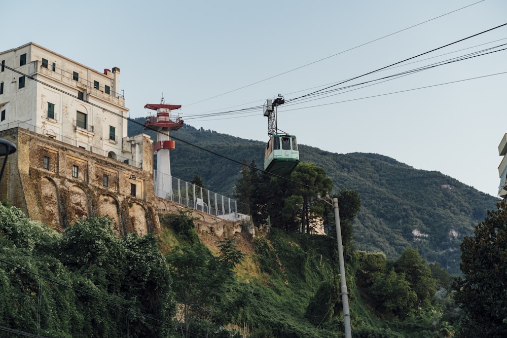 um teleférico passando por cima de uma colina