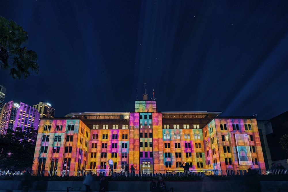 Un edificio con luces encendidas por la noche