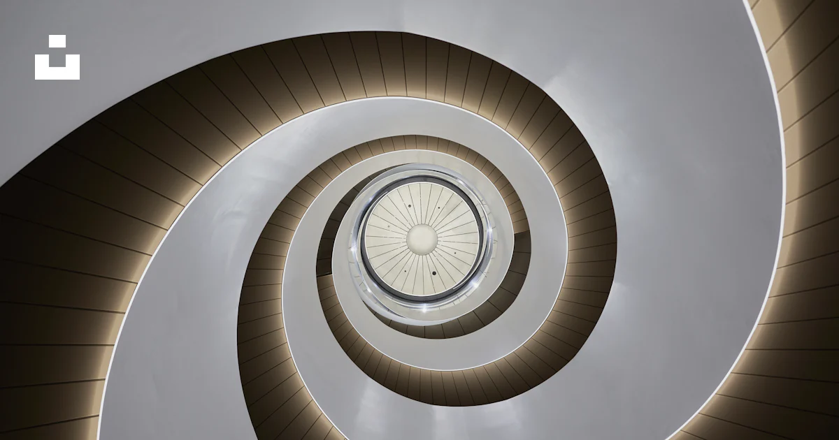 Foto Una escalera circular con una ventana circular – Imagen ...