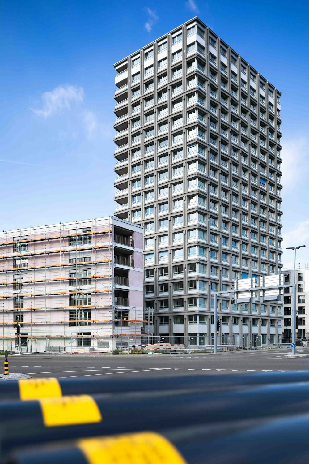 um edifício alto com muitas janelas