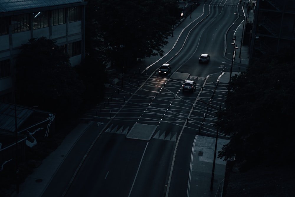 車が乗った通りとその周りの建物