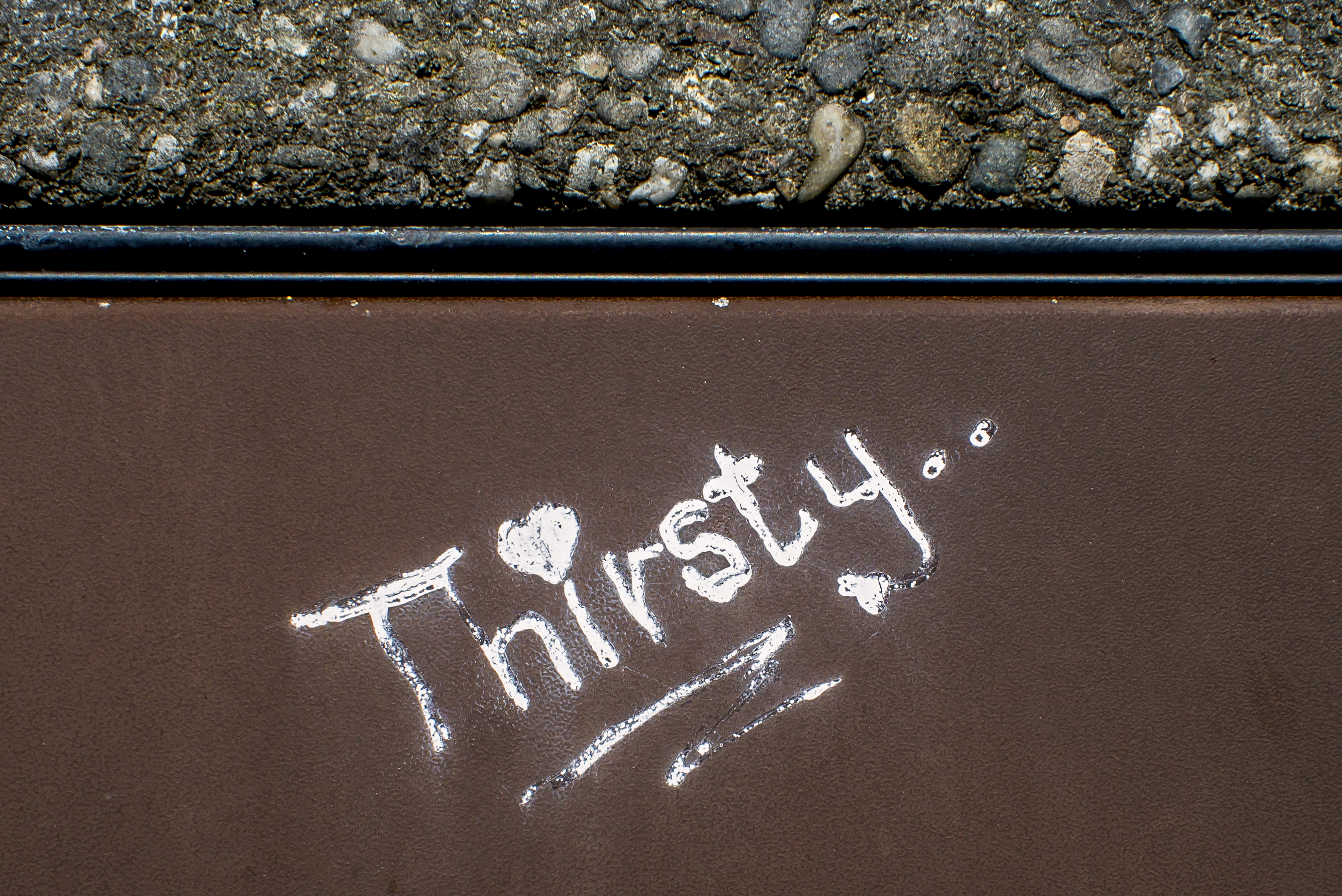 un tableau noir avec de l’écriture dessus