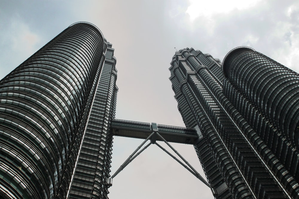 ein paar Wolkenkratzer mit Petronas Towers im Hintergrund