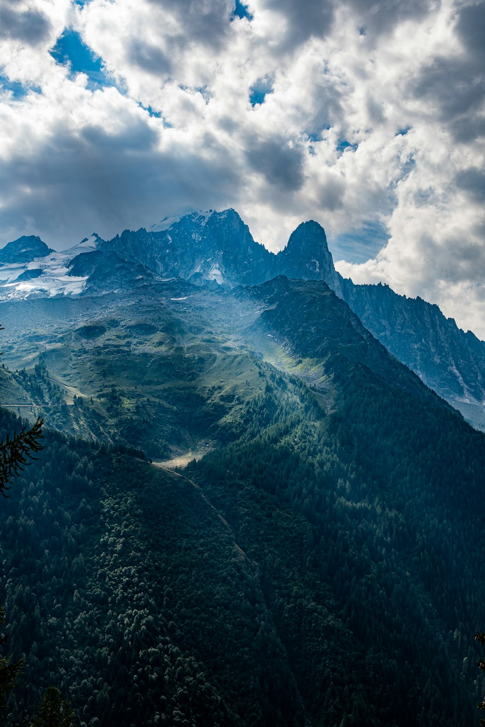 Eine Gebirgskette mit Wolken