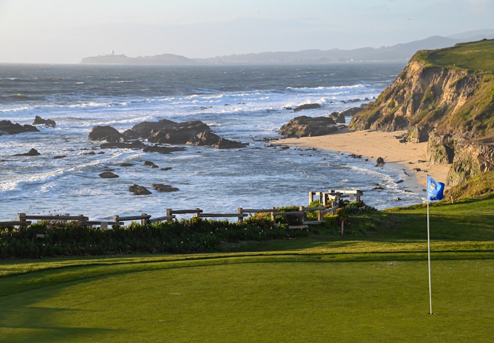 um campo de golfe ao lado de uma praia