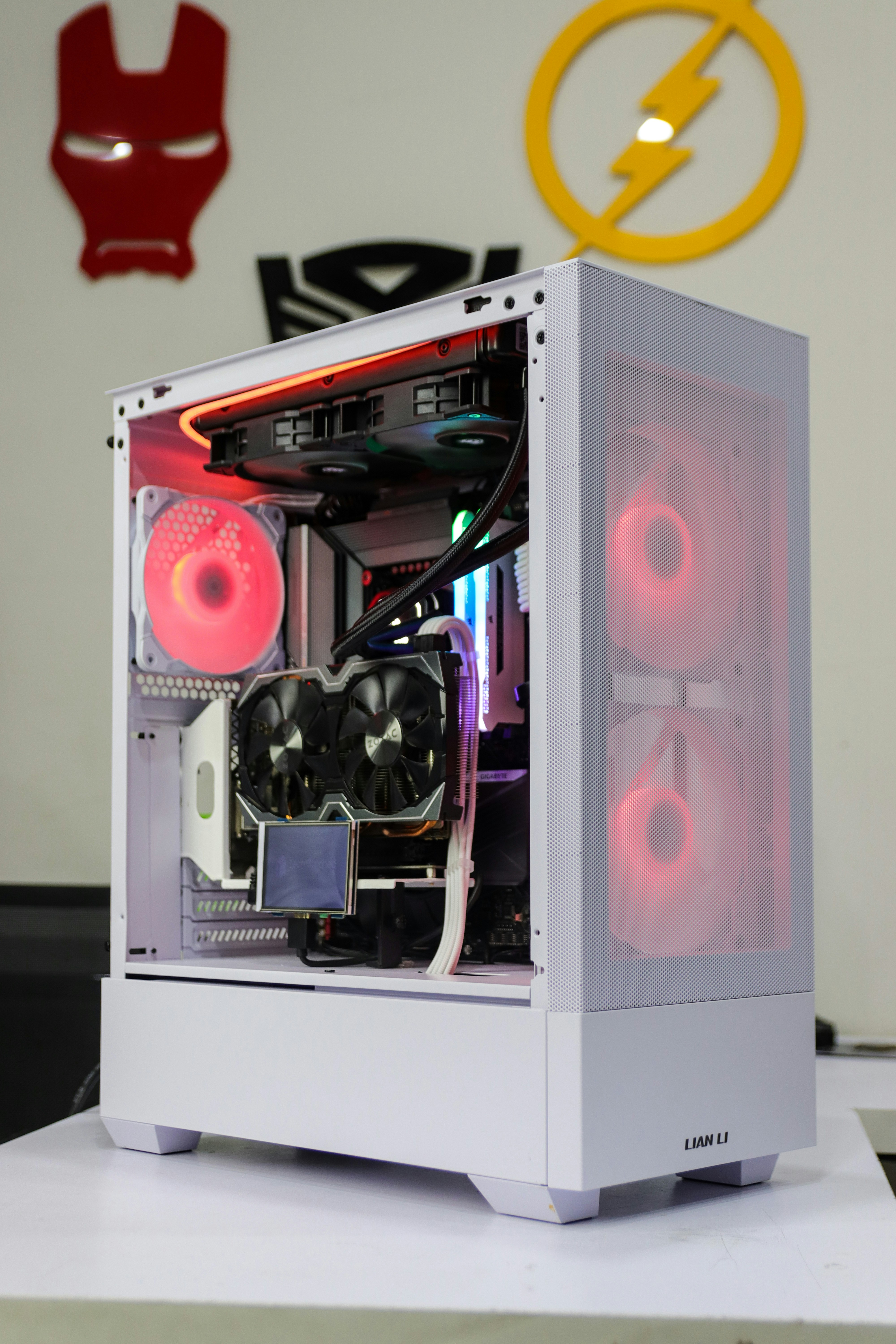 Un robot con luz roja