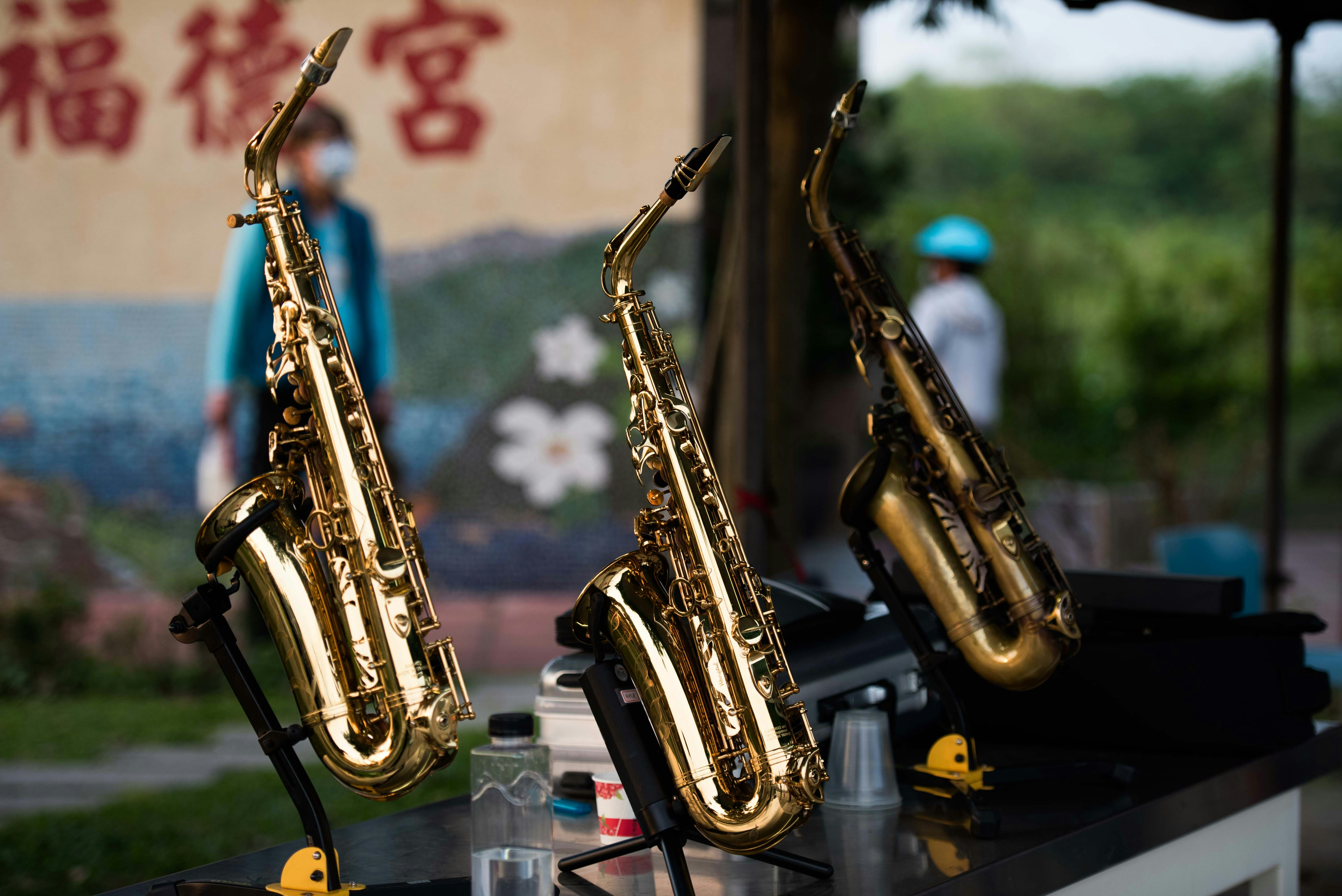 Un couple de saxophones sur une table photo Photo La personne Gratuite sur Unsplash