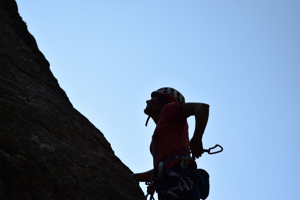 um homem escalando uma rocha