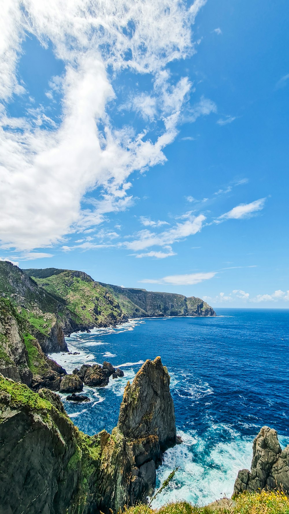 a rocky coast line