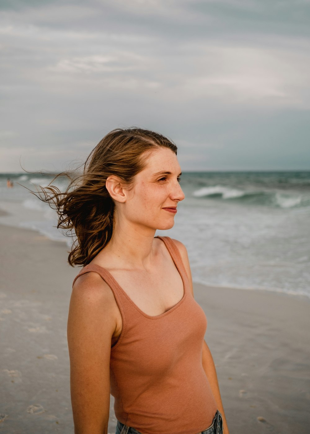 Una donna su una spiaggia