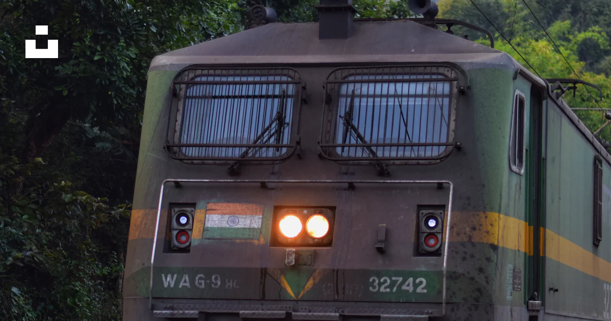 Un train sur les rails photo – Image gratuite de Araku sur Unsplash