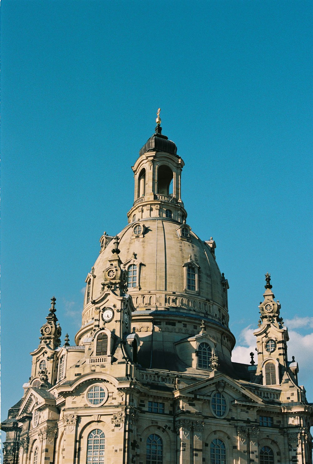 un grande edificio con una torre dell'orologio
