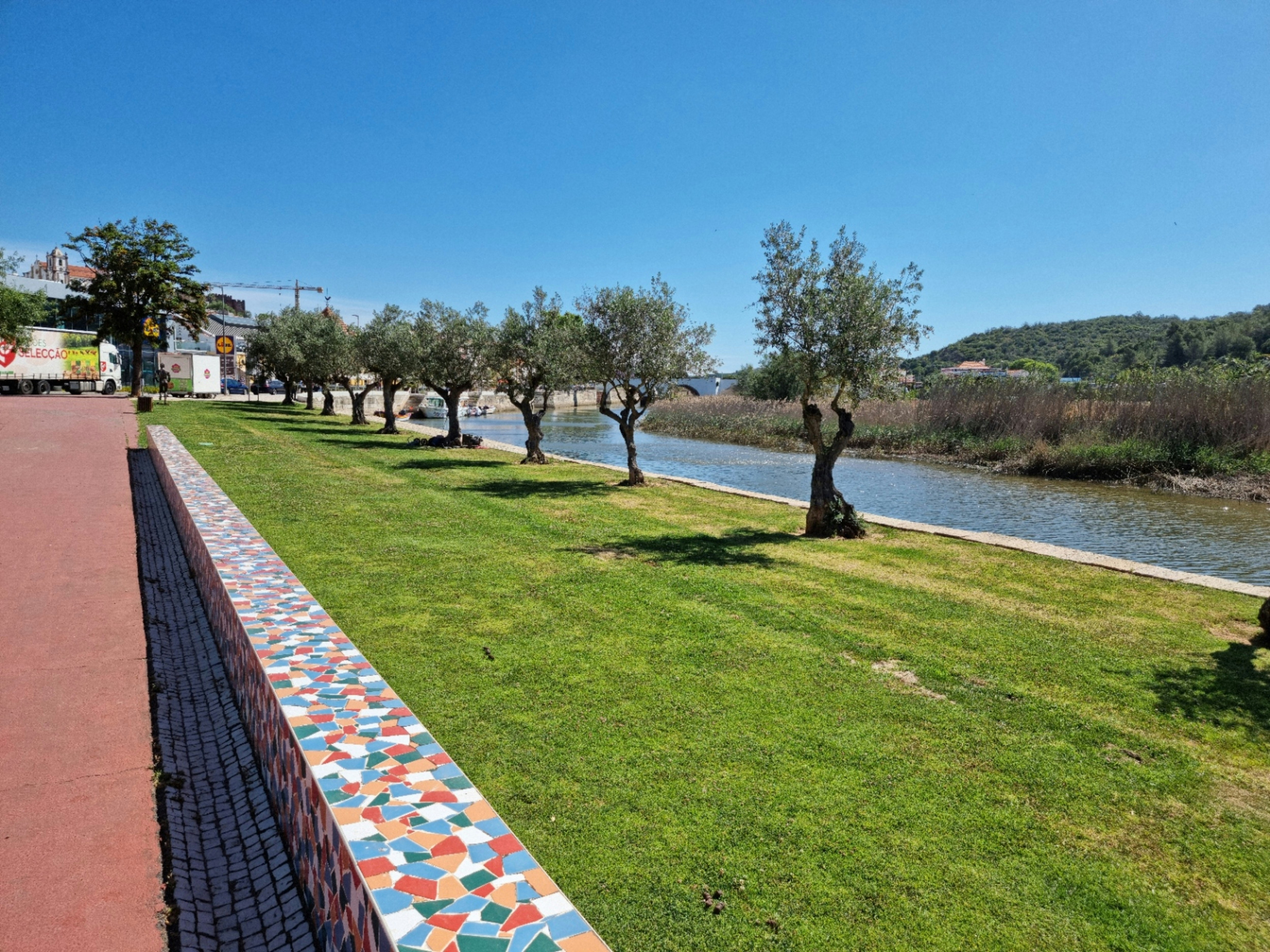 Ein Park mit einem Fluss