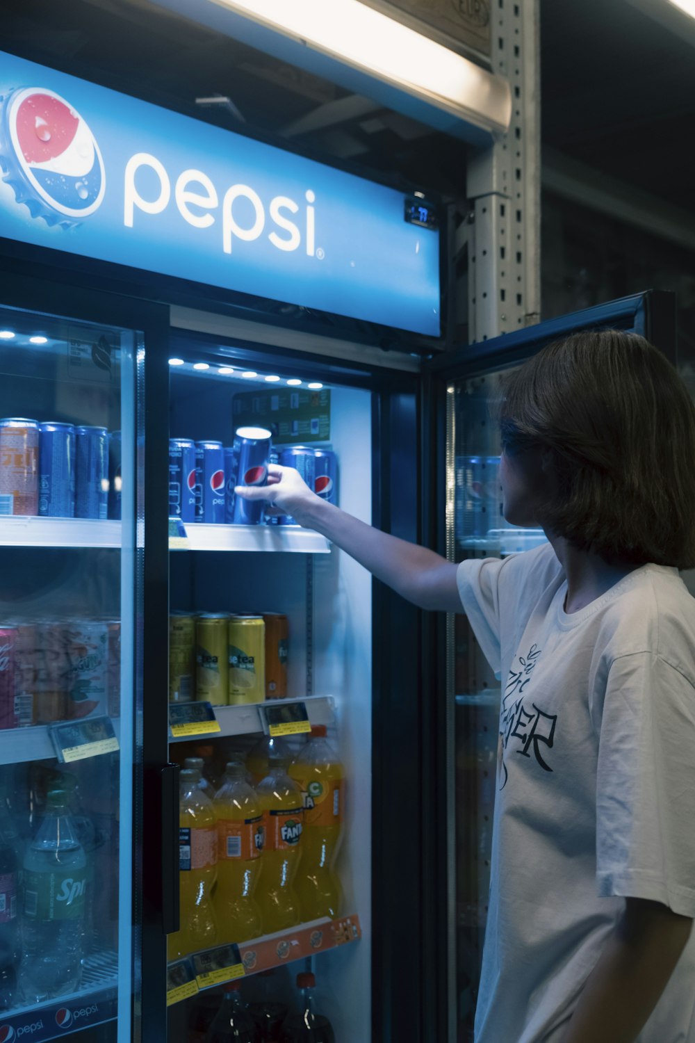 une personne debout devant un distributeur automatique