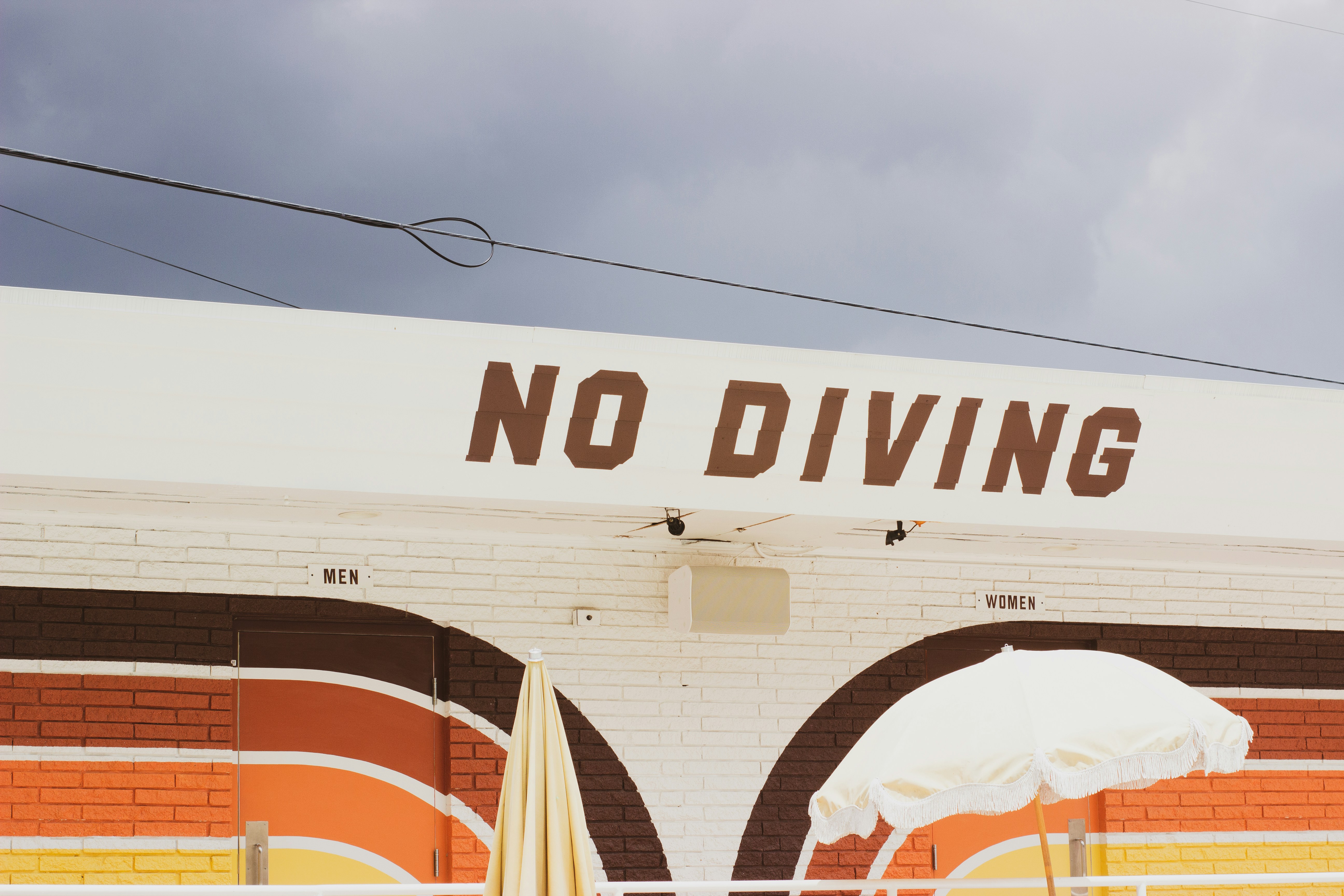 un bâtiment avec une enseigne