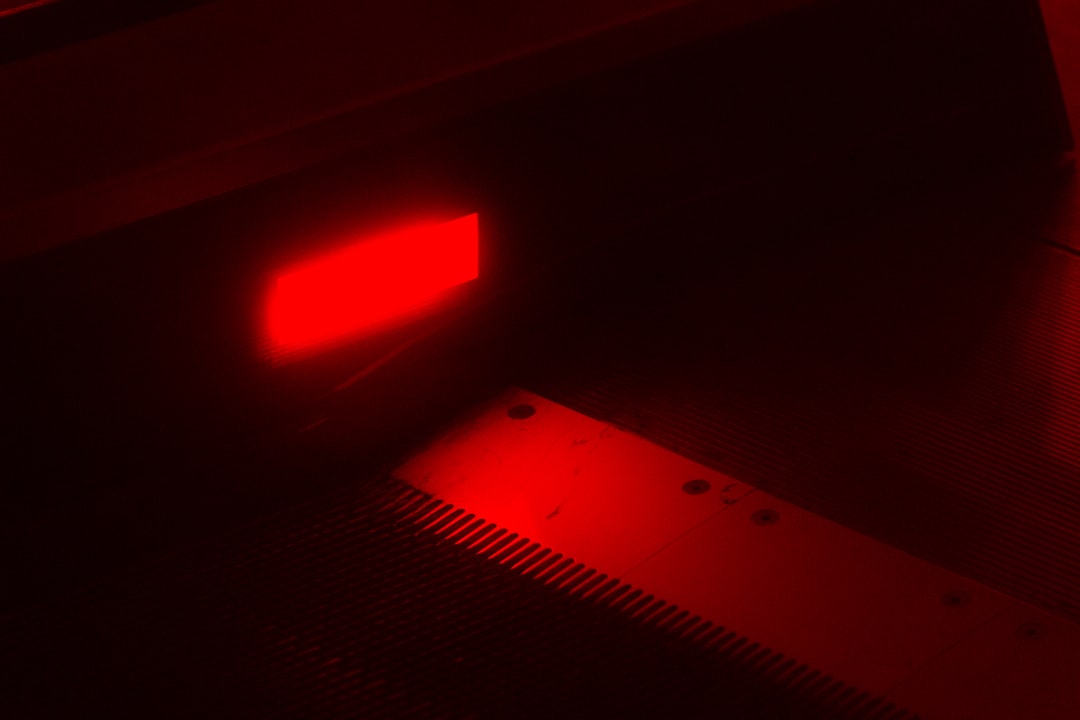 電子レンジ 温めムラ a red light in a dark room