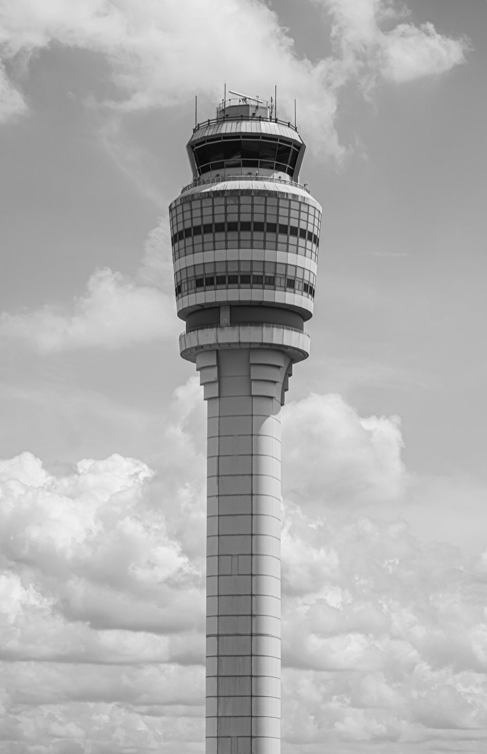 uma torre alta com nuvens no fundo