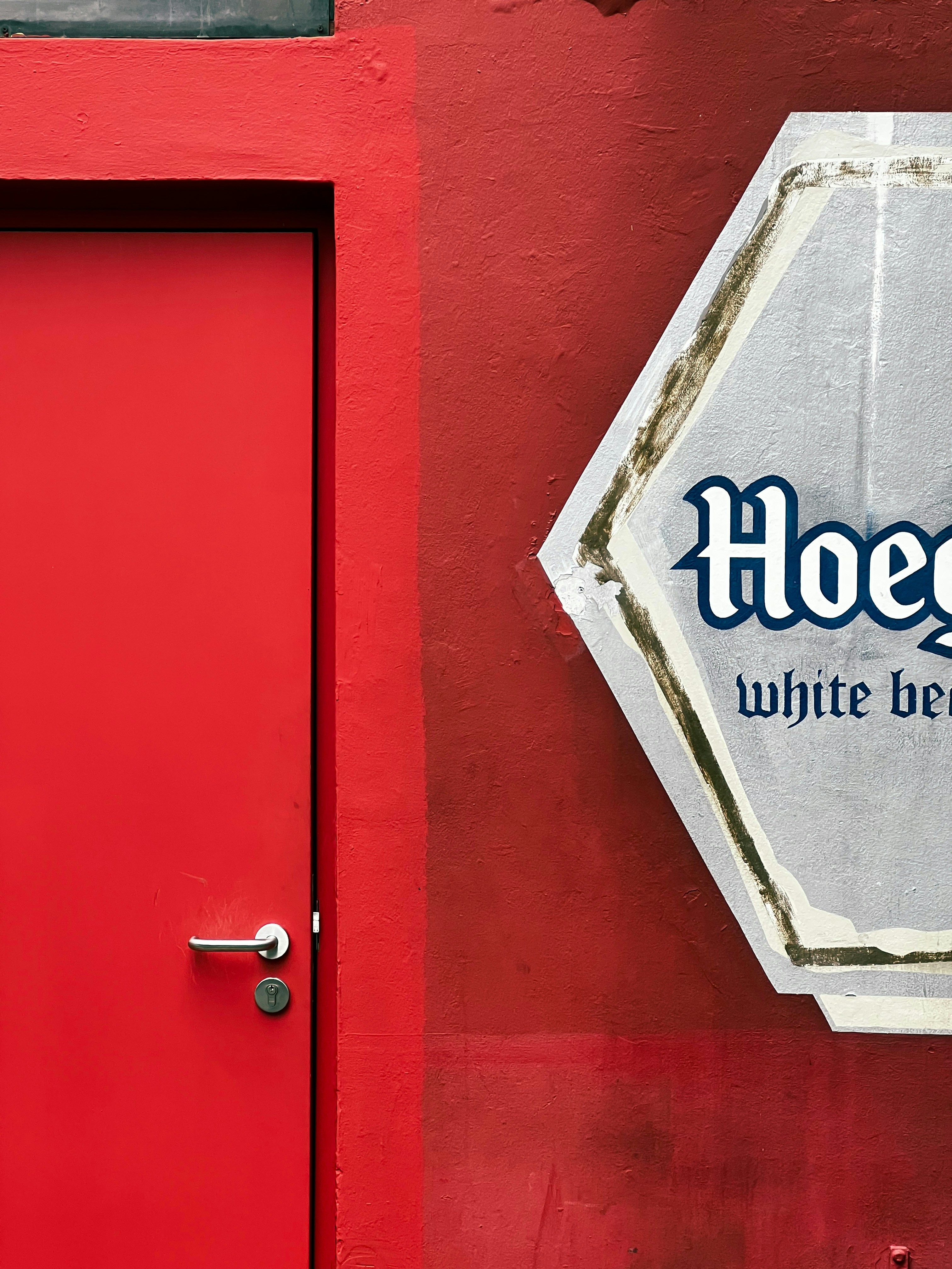 un panneau sur un mur rouge