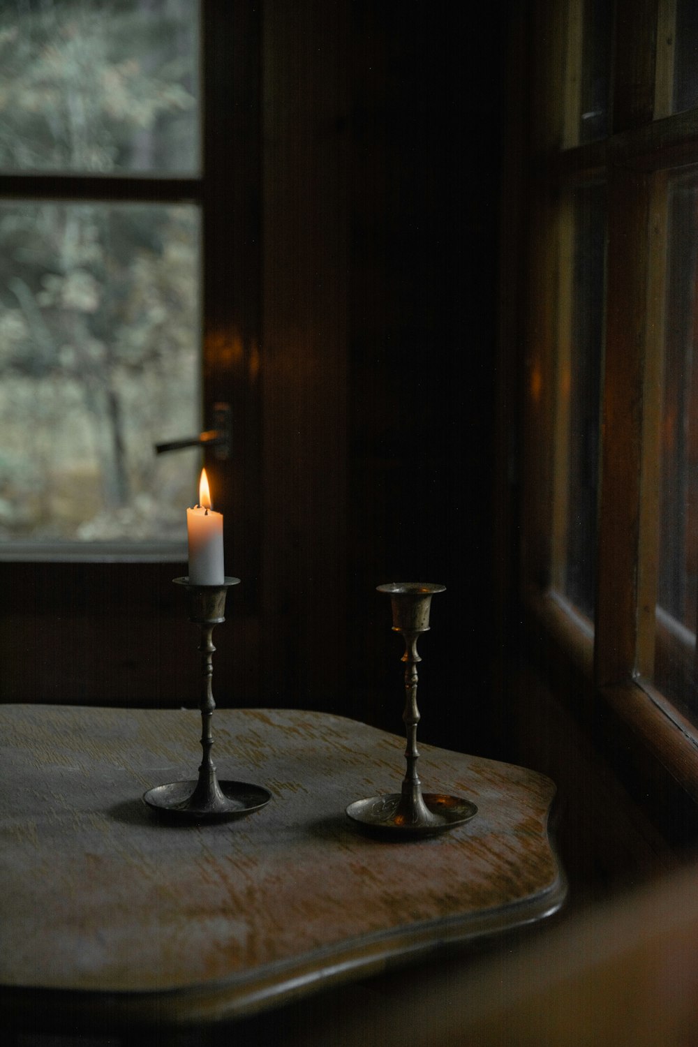 uma vela em uma mesa