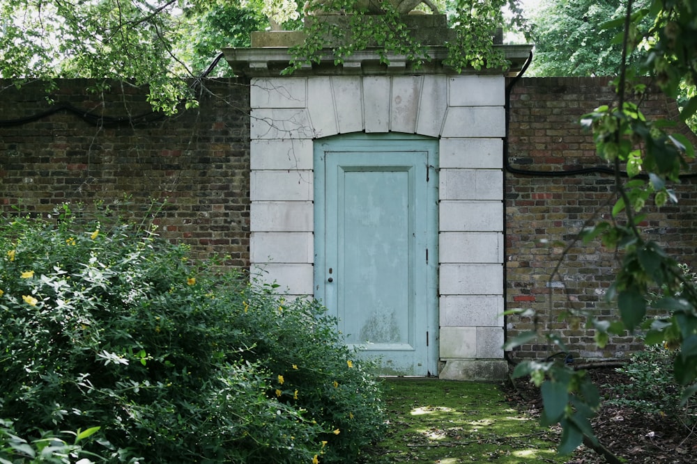 una porta bianca in un giardino