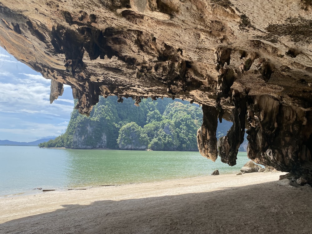 Una cueva con playa y agua
