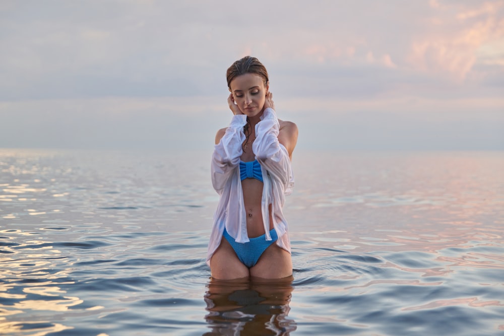 Una mujer parada en el agua