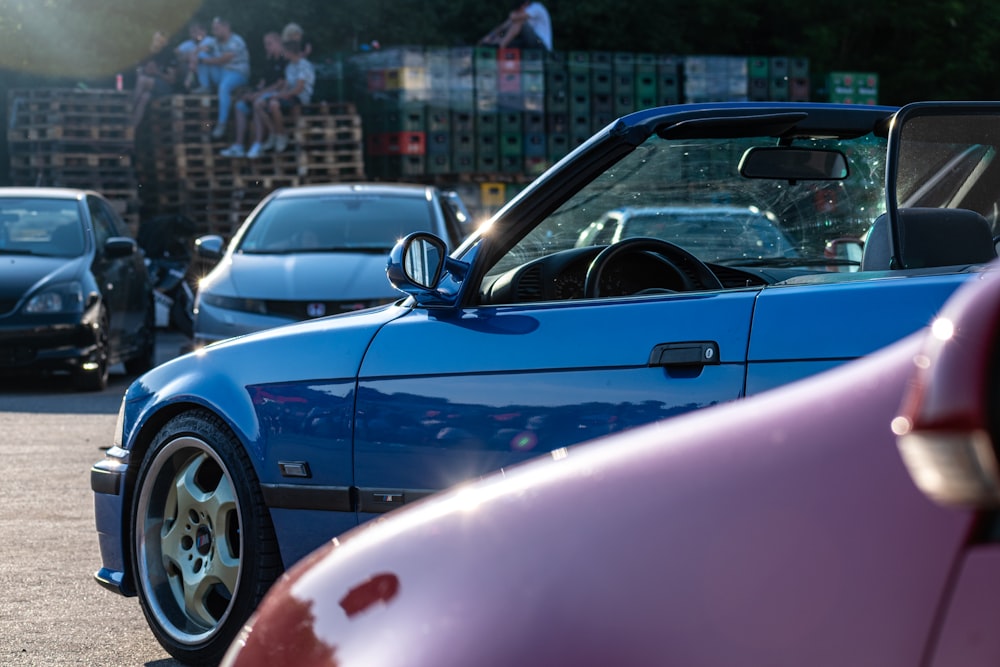 Une voiture de sport violette