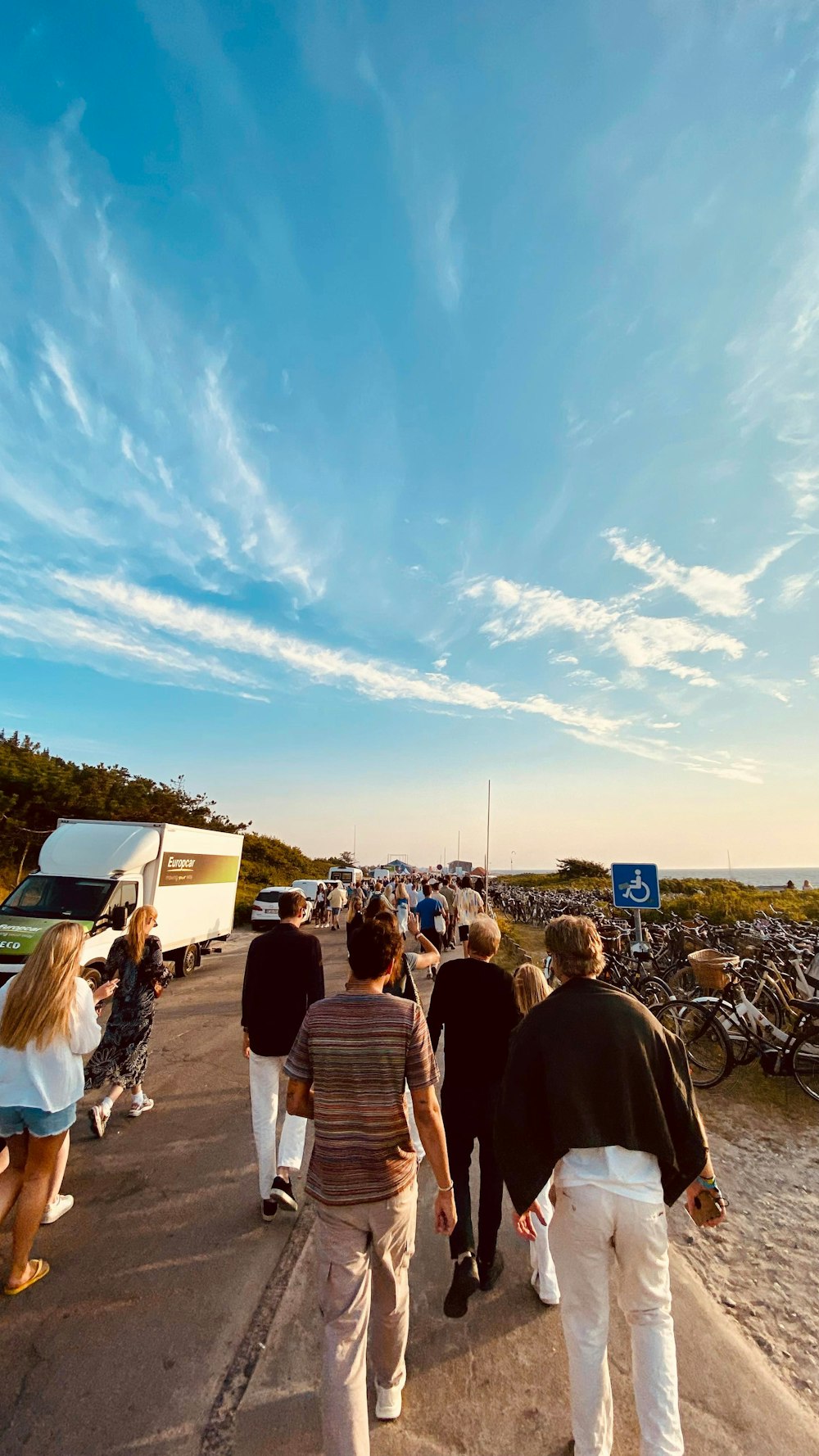 Un gruppo di persone che camminano su una strada