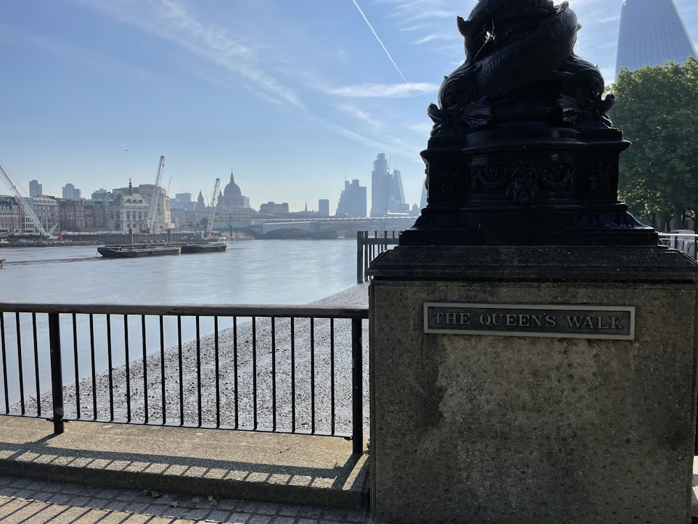 eine Statue mit Blick auf ein Gewässer