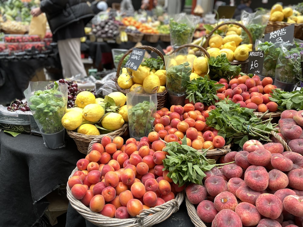 さまざまな果物が並ぶ市場