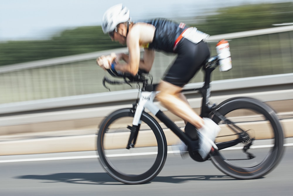 una persona in sella a una bicicletta