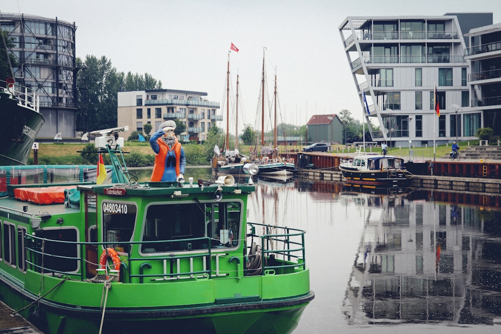 une personne debout sur un bateau