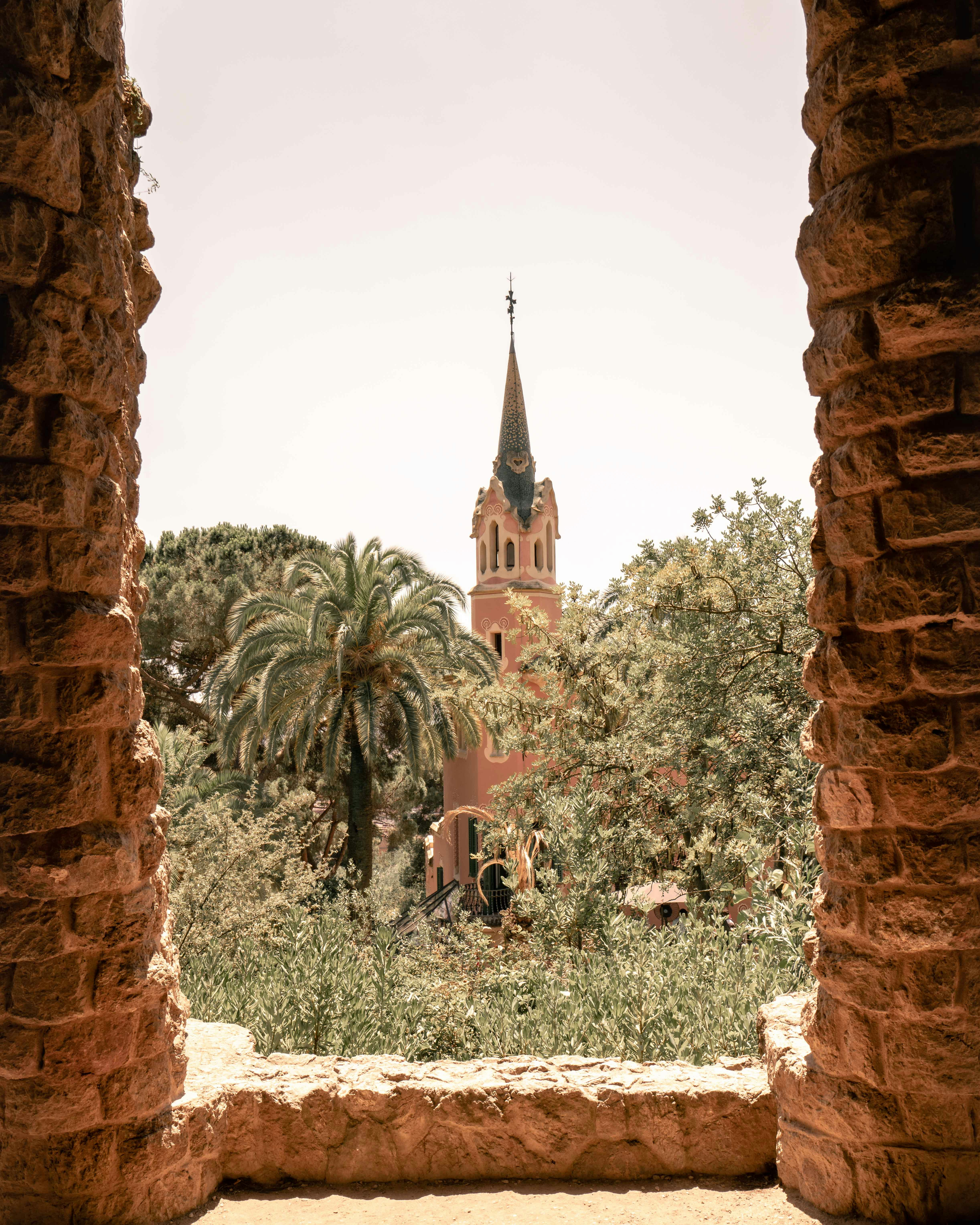 Un edificio con un campanario