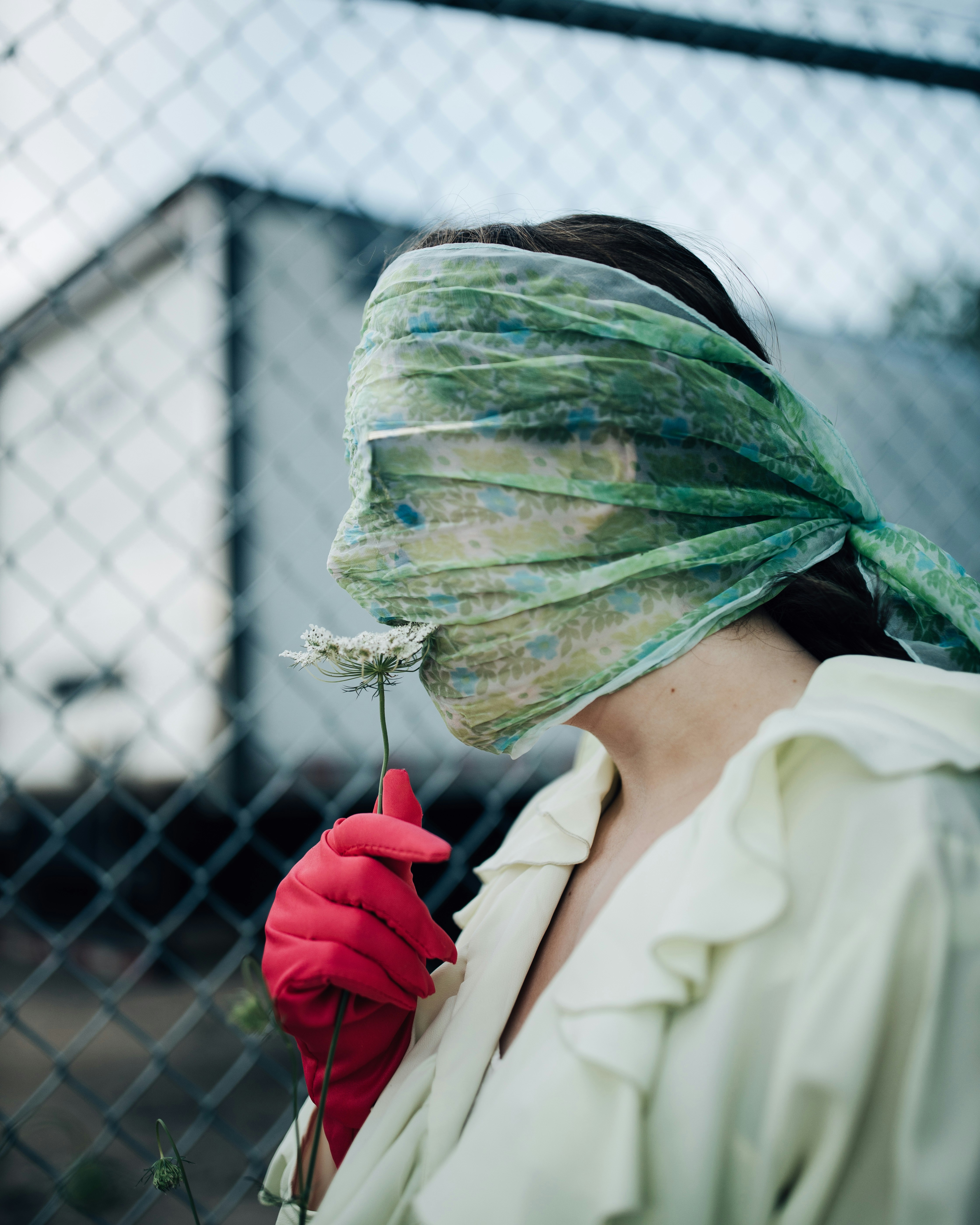 uma pessoa usando um chapéu