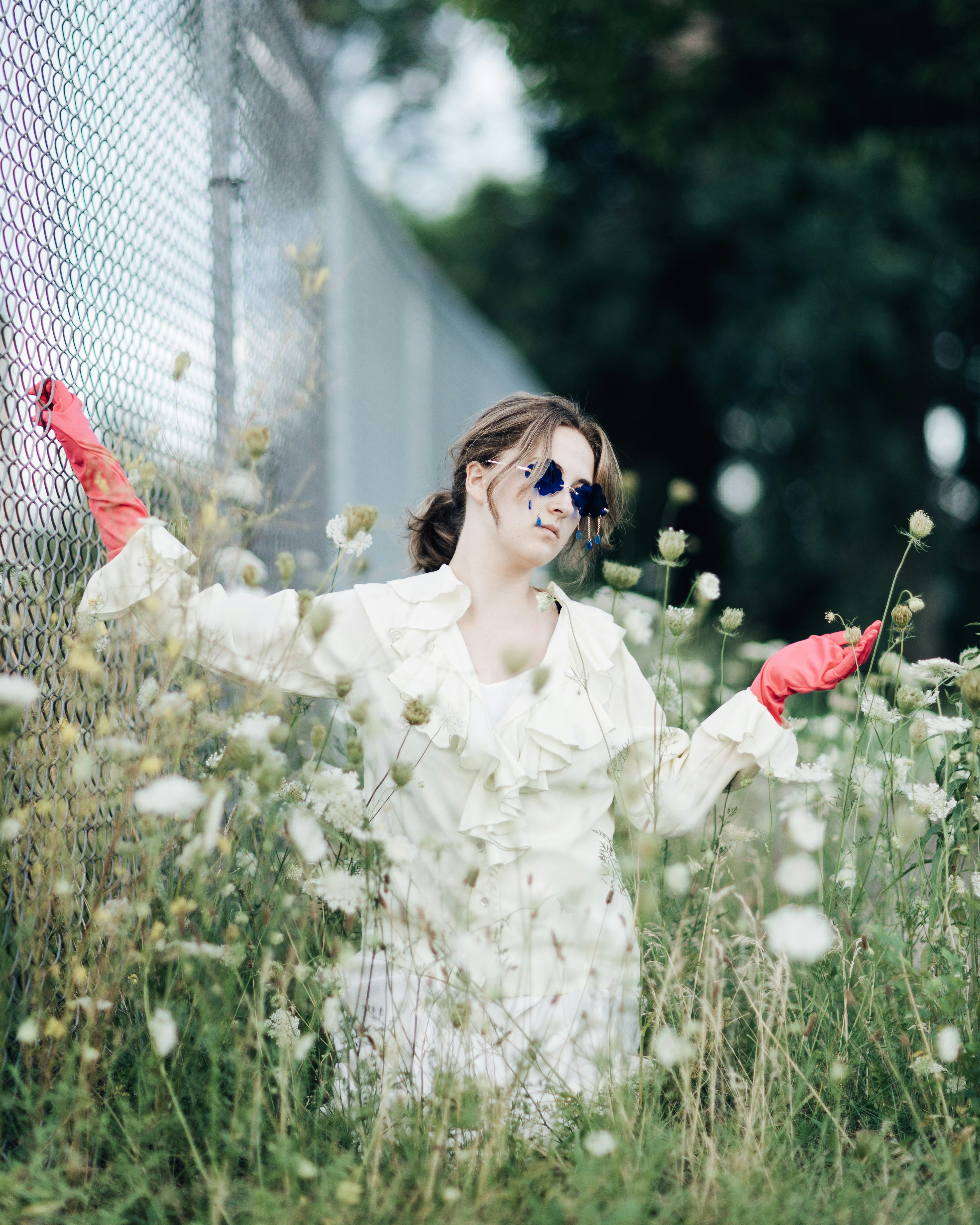 um par de pessoas que estão de pé na grama