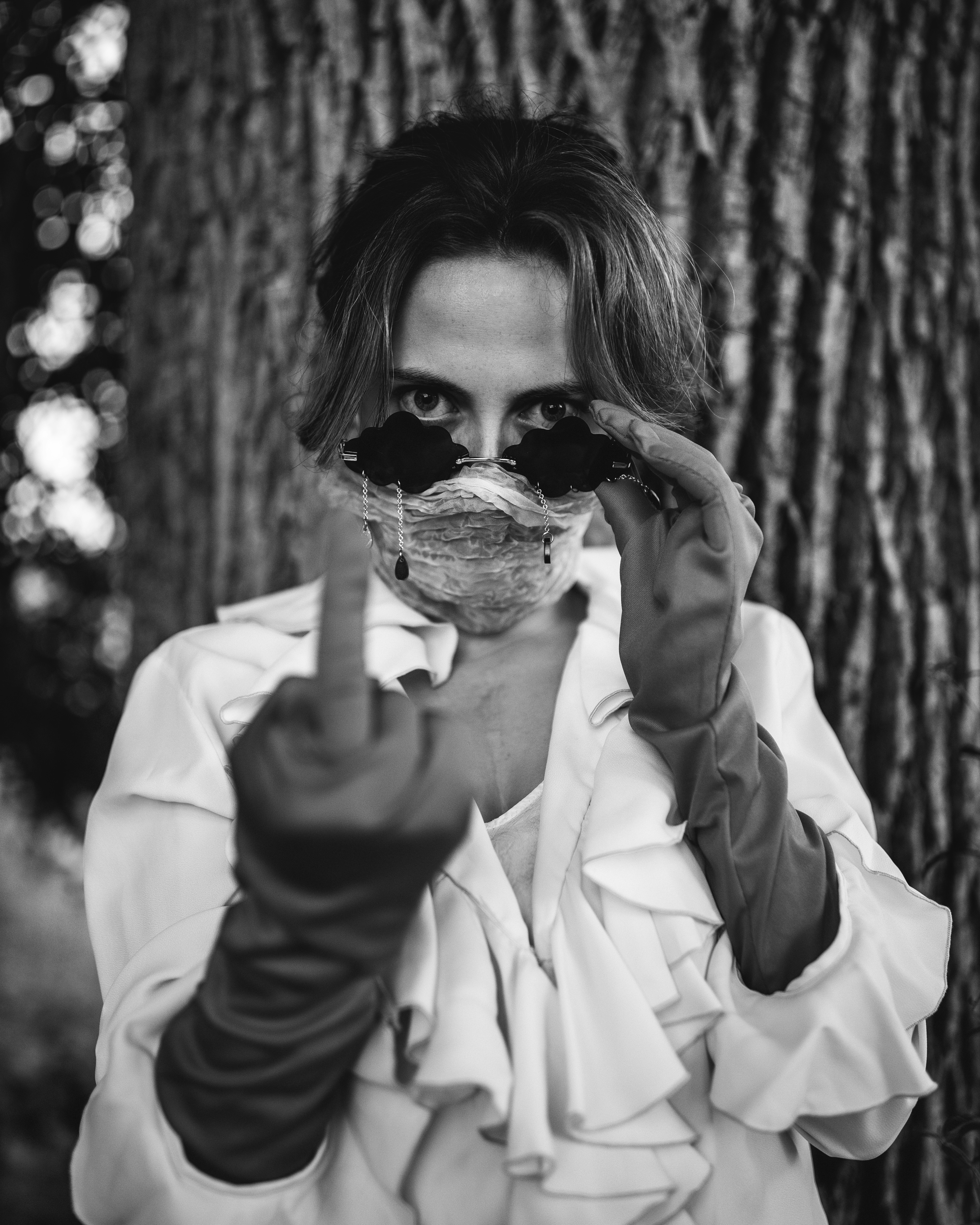 uma mulher falando em um telefone celular