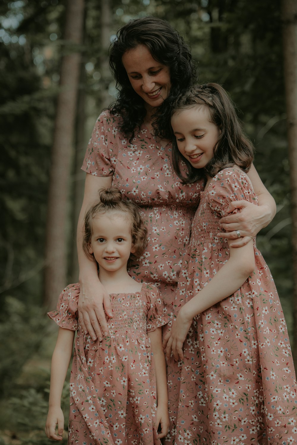 un hombre y dos niñas