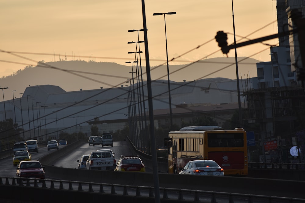 uma rua da cidade com carros e um ônibus