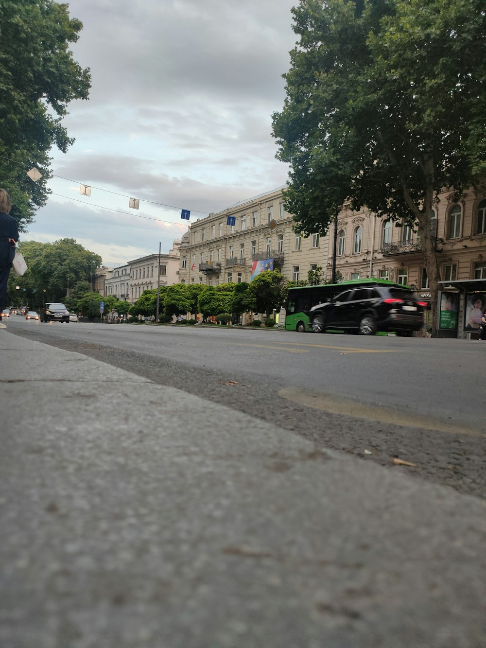 uma rua com carros e edifícios ao lado