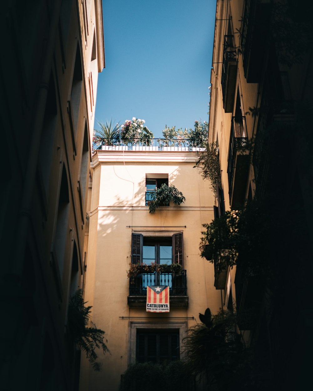 um edifício com varanda