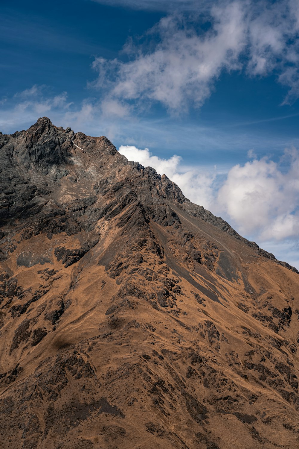 Una montaña rocosa con nubes