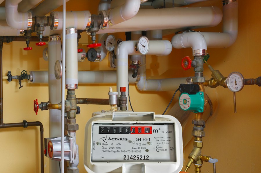 Centrale termica condominiale con tubazioni e manometri